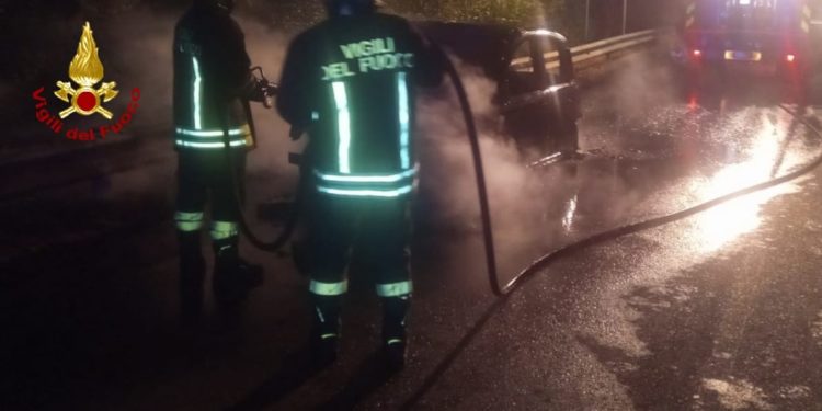Uta: a fuoco un’autovettura, intervengono i vigili del fuoco
