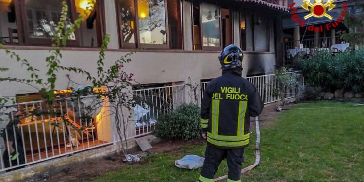 Santa Margherita di Pula: a fuoco un hotel, sul posto i vigili del fuoco