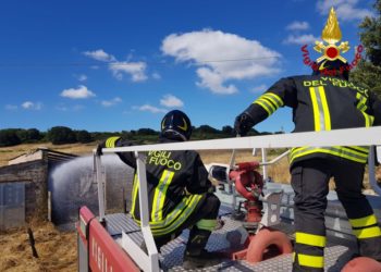Pattada: un fienile va a fuoco, sul posto i vigili del fuoco