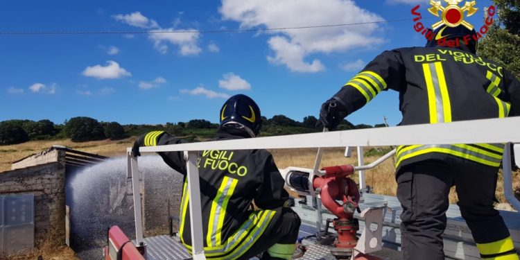 Pattada: un fienile va a fuoco, sul posto i vigili del fuoco
