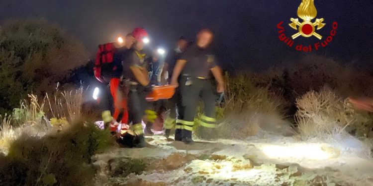 Cagliari: donna cade nel sentiero panoramico di Cala Mosca, sul posto i vigili del fuoco
