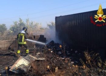 Sestu: a fuoco un container, sul posto i vigili del fuoco