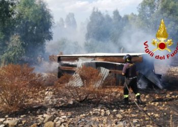 Castiadas: a fuoco un’azienda agricola, sul posto i vigili del fuoco