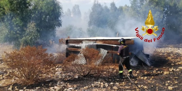 Castiadas: a fuoco un’azienda agricola, sul posto i vigili del fuoco