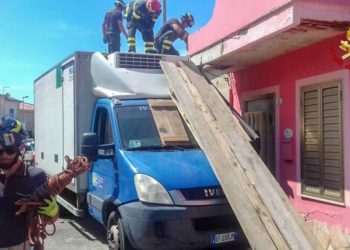 Cabras: un furgone urta il balcone di una casa, sul posto i vigili del fuoco