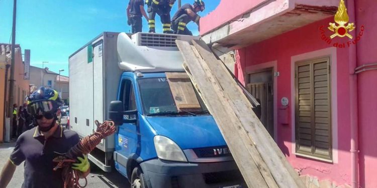 Cabras: un furgone urta il balcone di una casa, sul posto i vigili del fuoco