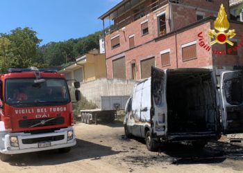 Gavoi: a fuoco un furgone, sul posto i vigili del fuoco di Nuoro