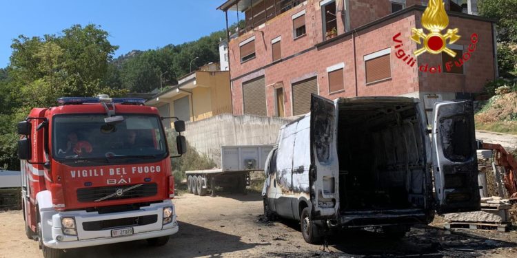 Gavoi: a fuoco un furgone, sul posto i vigili del fuoco di Nuoro
