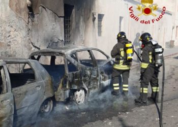 Bosa: due auto in sosta vanno a fuoco, in azione i vigili del fuoco