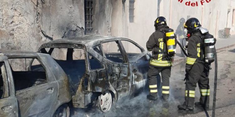 Bosa: due auto in sosta vanno a fuoco, in azione i vigili del fuoco