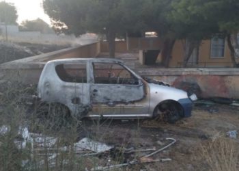 Cagliari: un’auto e sterpaglie a fuoco a Is Mirrionis, sul posto la Polizia municipale