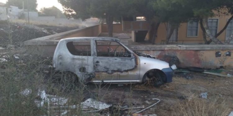 Cagliari: un’auto e sterpaglie a fuoco a Is Mirrionis, sul posto la Polizia municipale