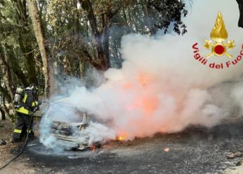 Nuoro: auto a fuoco sul Monte Ortobene, sul posto i vigili del fuoco