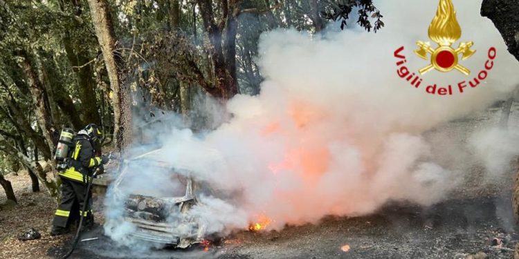 Nuoro: auto a fuoco sul Monte Ortobene, sul posto i vigili del fuoco