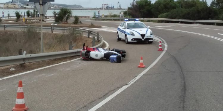 Cagliari: cade dalla moto ed urta il guardrail, morto un 48enne lombardo