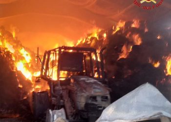 Genoni: a fuoco un pagliaio, intervengono i vigili del fuoco