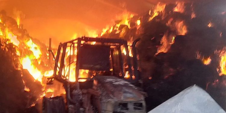 Genoni: a fuoco un pagliaio, intervengono i vigili del fuoco