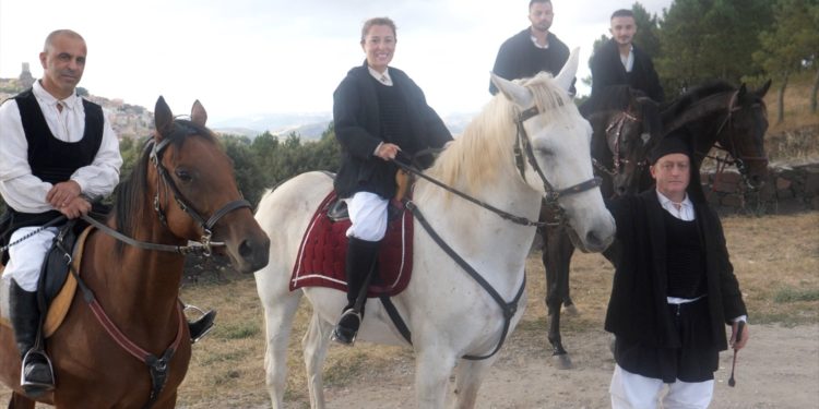 Le misure anti-Covid fermano cavalli e cavalieri ma Osilo il 12 agosto farà festa con “La Corsa all’Anello: al centro… del cuore”