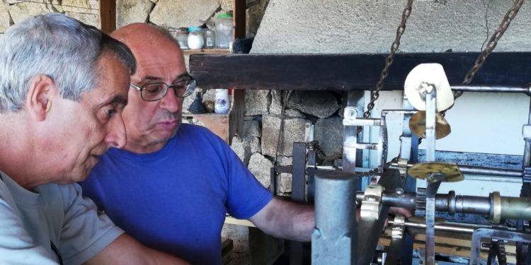 Gavoi: due artigiani ridanno vita all’antico orologio della chiesa parrocchiale