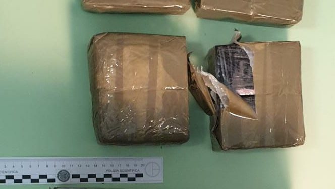 Santa Teresa di Gallura: recuperati 30 kg di droga arenatisi sulla battigia di “La Colba”