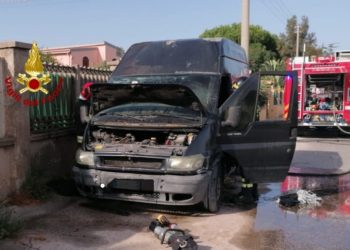 Intervento dei vigili del fuoco del Comando di Cagliari per l’incendio del furgone di un ambulante