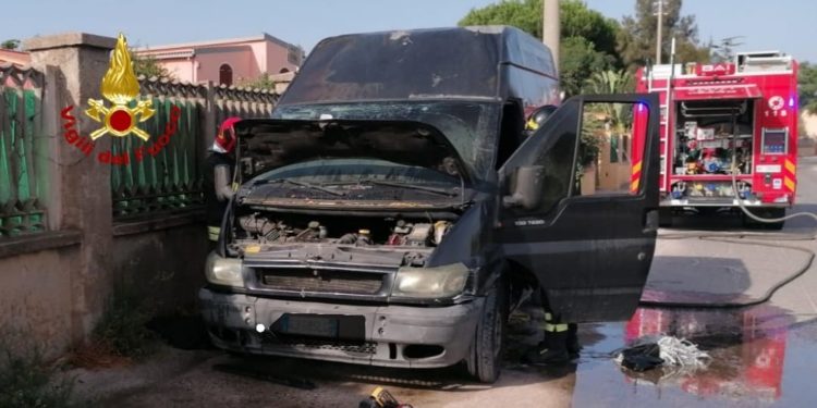 Intervento dei vigili del fuoco del Comando di Cagliari per l’incendio del furgone di un ambulante