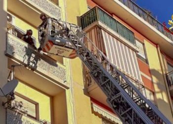 Incendio, stamane, in un’abitazione di via Goldoni, a Cagliari. Sul posto i vigili del fuoco e gli agenti della Polizia di Stato