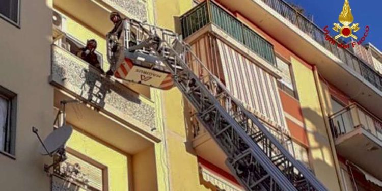 Incendio, stamane, in un’abitazione di via Goldoni, a Cagliari. Sul posto i vigili del fuoco e gli agenti della Polizia di Stato