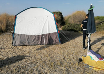 Sassari. Campeggiatori abusivi e auto parcheggiate sulle dune, raffica di sanzioni della Polizia locale