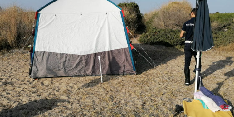 Sassari. Campeggiatori abusivi e auto parcheggiate sulle dune, raffica di sanzioni della Polizia locale
