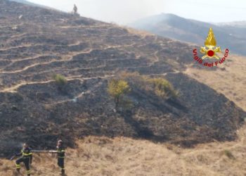 Incendio di macchia mediterranea nelle campagne di Furtei, sul posto i vigili del fuoco