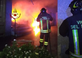 Incendio nel piano pilotis del palazzo comunale di Cagliari, tra via Giolitti e piazza De Gasperi, sul posto i vigili del fuoco