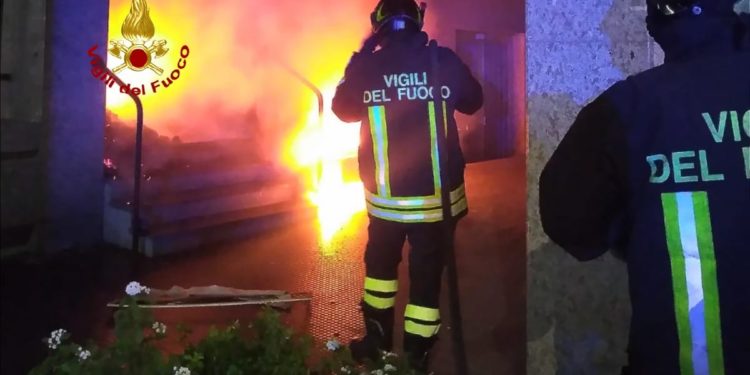 Incendio nel piano pilotis del palazzo comunale di Cagliari, tra via Giolitti e piazza De Gasperi, sul posto i vigili del fuoco
