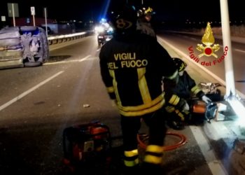 Intorno alle 1.40 un’auto è finita contro un lampione sulla litoranea viale Poetto, a Quartu Sant’Elena, ribaltandosi, il conducente lievemente ferito