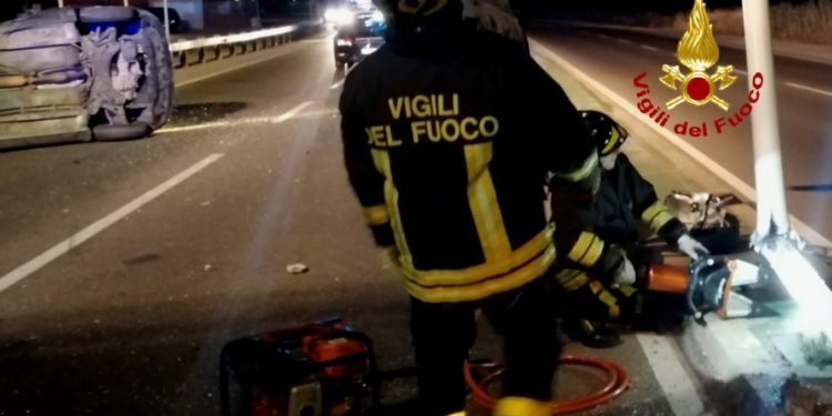 Intorno alle 1.40 un’auto è finita contro un lampione sulla litoranea viale Poetto, a Quartu Sant’Elena, ribaltandosi, il conducente lievemente ferito