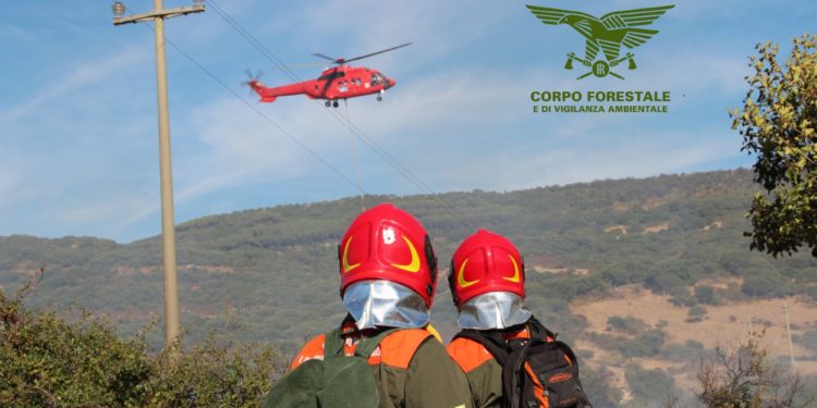 Un Ecurueil B3 e un Super Puma della base di Fenosu, stanno intervenendo su un incendio nelle campagne di Paulilatino