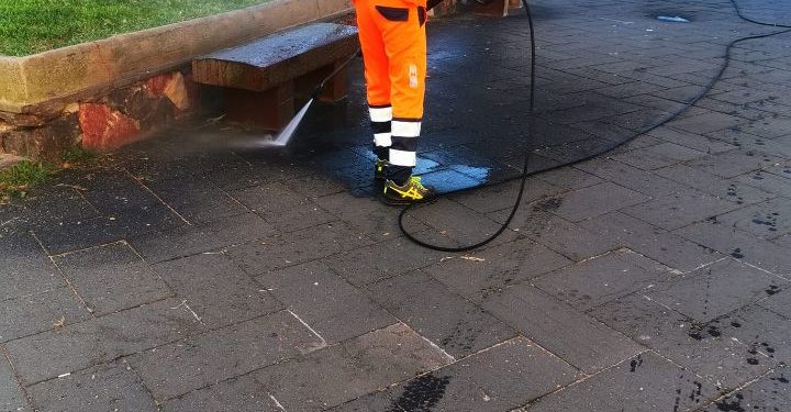 Alghero: intensificate le operazioni di pulizia del lungomare e del centro storico