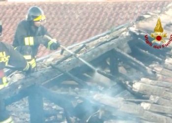 Pirri: in fiamme il tetto di un vecchio stabile, sul posto i vigili del fuoco
