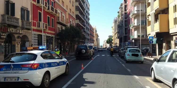 Cagliari: incidente stradale in centro, una persona in ospedale