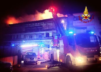 Sestu: a fuoco la coibentazione di un tetto in un edificio in costruzione, sul posto i vigili del fuoco