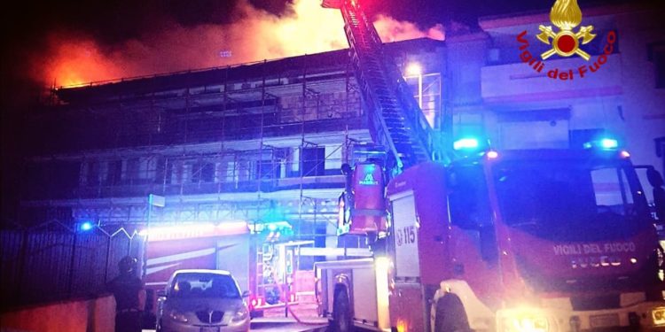 Sestu: a fuoco la coibentazione di un tetto in un edificio in costruzione, sul posto i vigili del fuoco