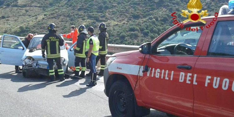Incidenti stradali sulla 131 dcn, due persone in ospedale