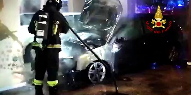 Cagliari e Decimomannu: interventi dei vigili del fuoco per autovetture in fiamme
