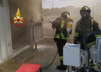 Incendio all’interno di una cabina dei ripetitori telefonici di segnale GSM a Mandas, i vigili del fuoco spengono le fiamme e mettono in sicurezza l’area