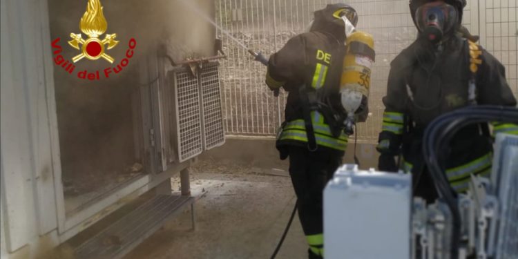 Incendio all’interno di una cabina dei ripetitori telefonici di segnale GSM a Mandas, i vigili del fuoco spengono le fiamme e mettono in sicurezza l’area