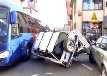 Scontro tra due auto e un pullman di linea a Sant’Anrea Frius, nessuno è rimasto ferito