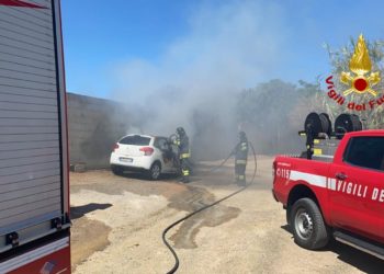 I vigili del fuoco sono intervenuti per spegnere l’incendio di un’auto, a Sinnai