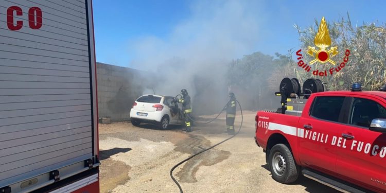 I vigili del fuoco sono intervenuti per spegnere l’incendio di un’auto, a Sinnai