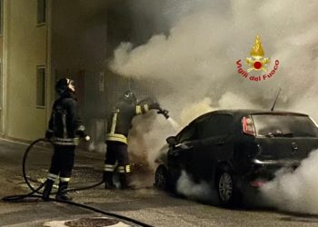 Un’auto in fiamme la notte scorsa a Pirri, sul posto i vigili del fuoco, le cause del rogo sono in corso di accertamento