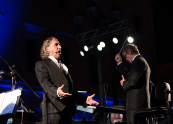 Alberto Gazale trionfa nella sua Sassari con l’Orchestra del De Carolis